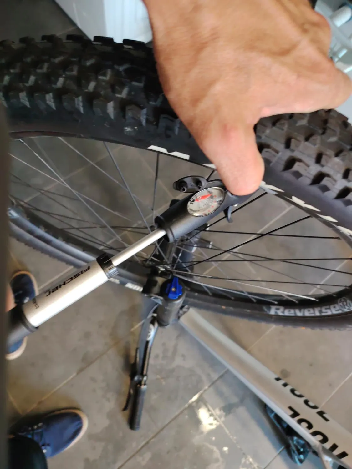 Fischer Mini Luftpumpe Fahrradpumpe mit Manometer 8 bar